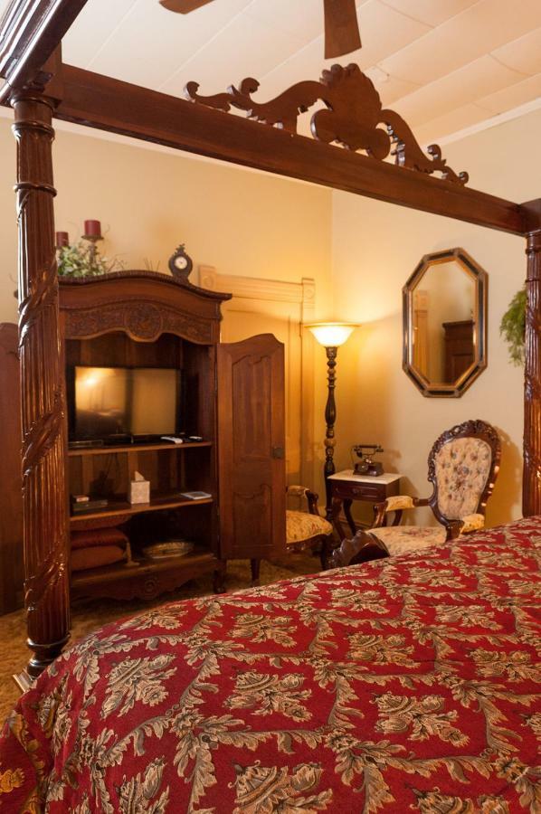 The Historic Wolf Hotel Ellinwood Екстериор снимка